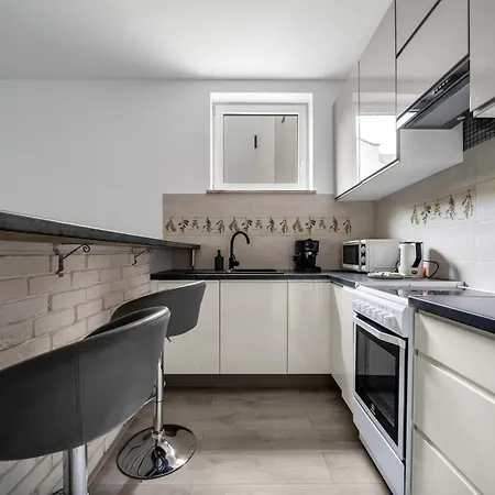 Appartamento Wola - Balcony, Bus&tram Nearby - By Rentujemy *